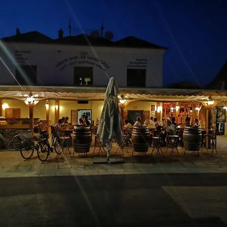 Bed and Breakfast Viktor Bor- Es Vendeghaz****