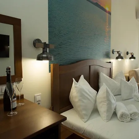 Viktor Bor- Es Vendeghaz**** 3* Balatonmáriafürdő