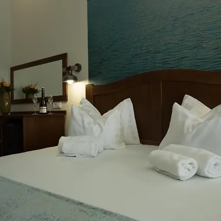 Viktor Bor- Es Vendeghaz**** Balatonmáriafürdő