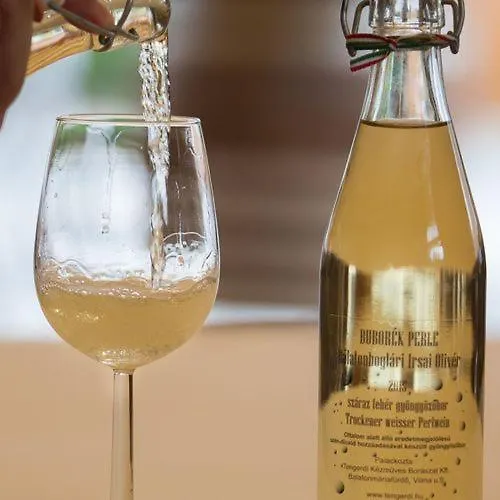 Bed & Breakfast Viktor Bor- Es Vendeghaz**** Balatonmáriafürdő